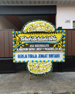Papan Bunga Duka di Kumelembuay